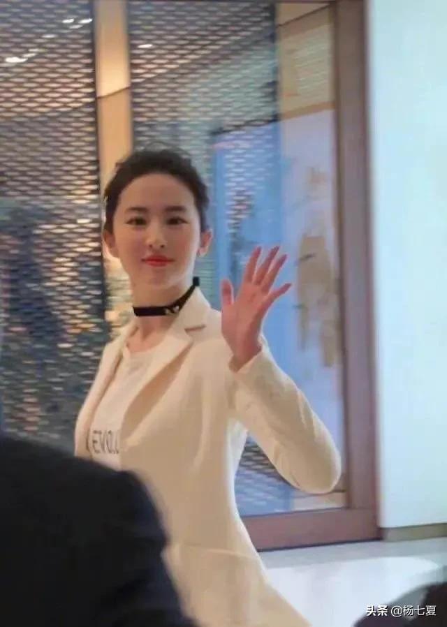 刘亦菲其实很“不上镜”？看看路人镜头下的她，你就明白了