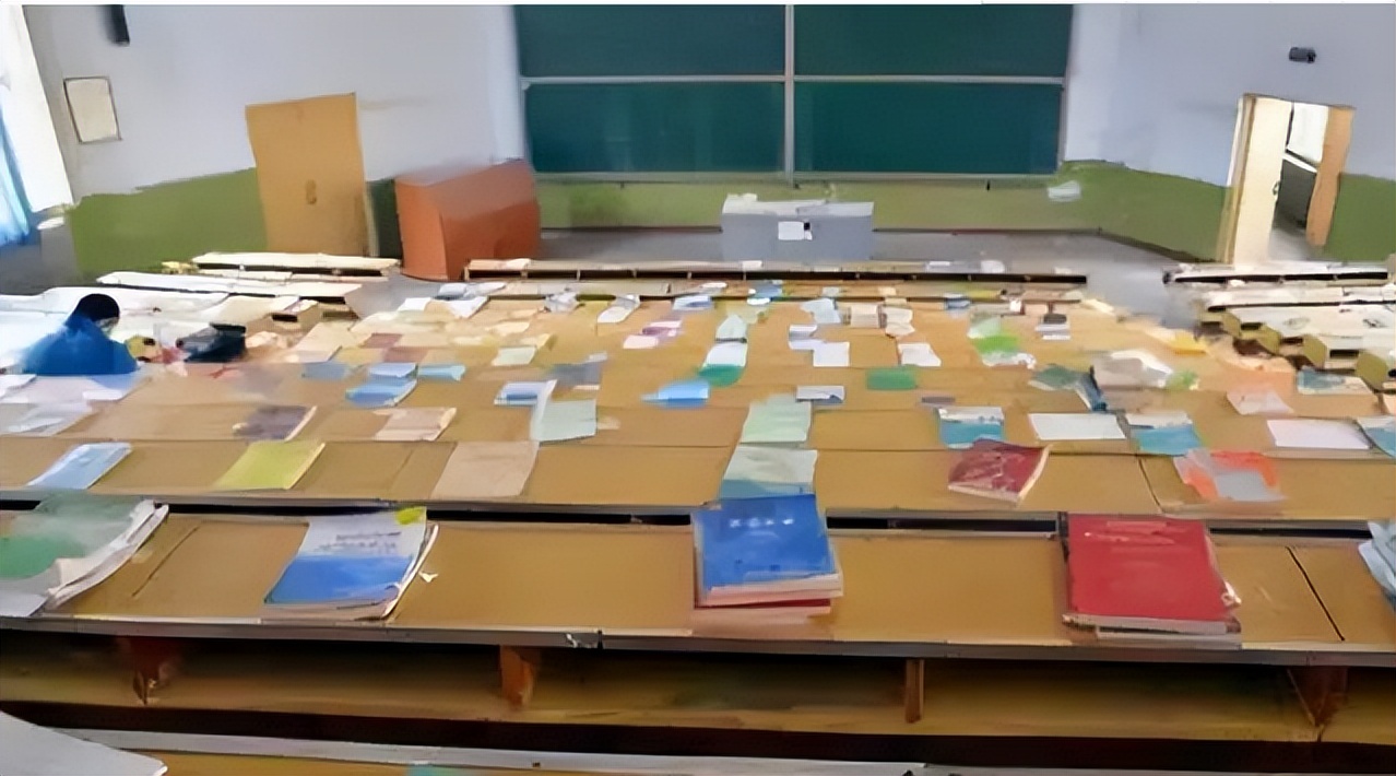 一张清华教室实拍图流出，“内卷严重”谁的错？被嘲高学历低素质