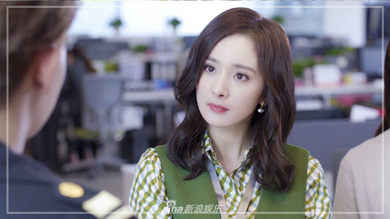 杨幂轻熟女风装扮 尽显时尚精致穿搭