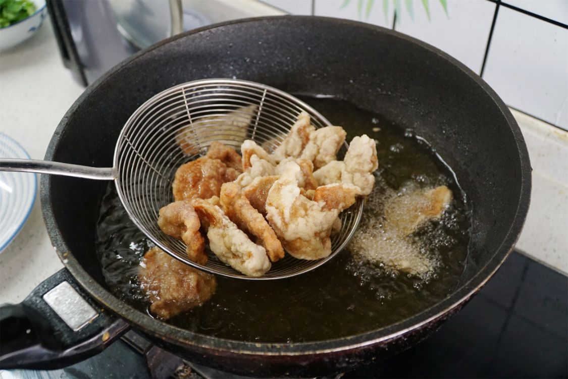 東北大哥指點的鍋包肉，外酥里嫩，果然味道不錯，孩子吃上癮了