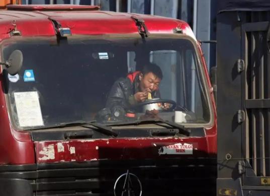 两大行业出现用工荒，月薪近万仍没人理，喊就业难的大学生哪去了