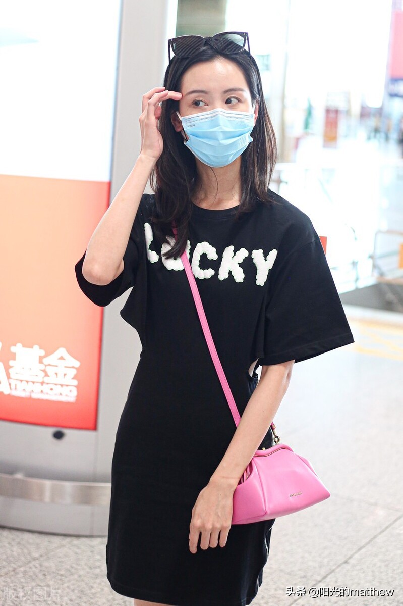 街拍：陈都灵黑色字母T恤裙+粉色手袋甜美可爱