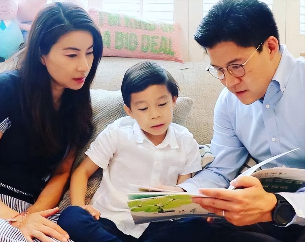 霍启刚未来的弟妹出现，外表看上去很养眼，但是郭晶晶却更有气质