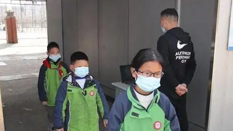 北京疫情出现新变动，部分中小学停止线下授课，家长悲痛万分