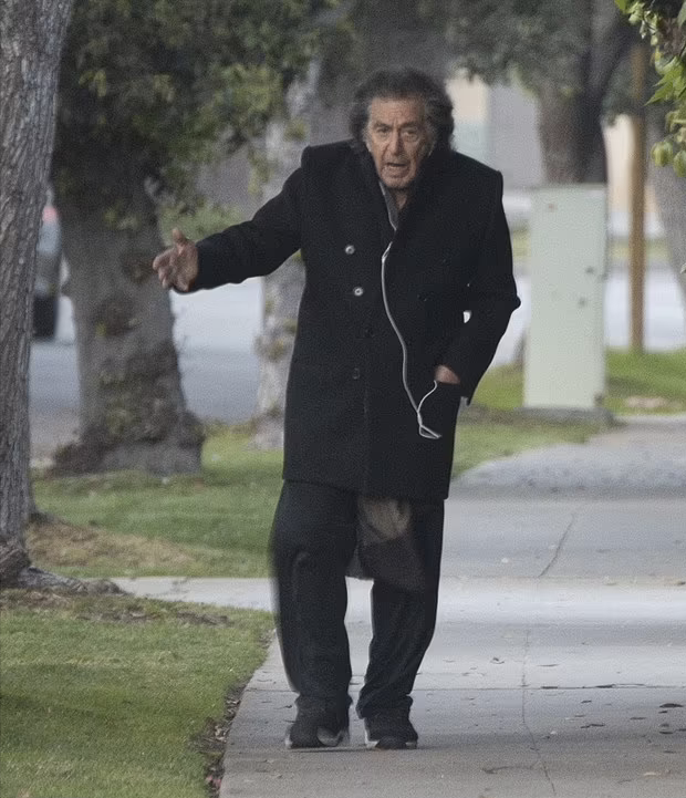 《教父》主角老成这样了，穿宽大的外套不合身，驼背弓腰不忘听歌