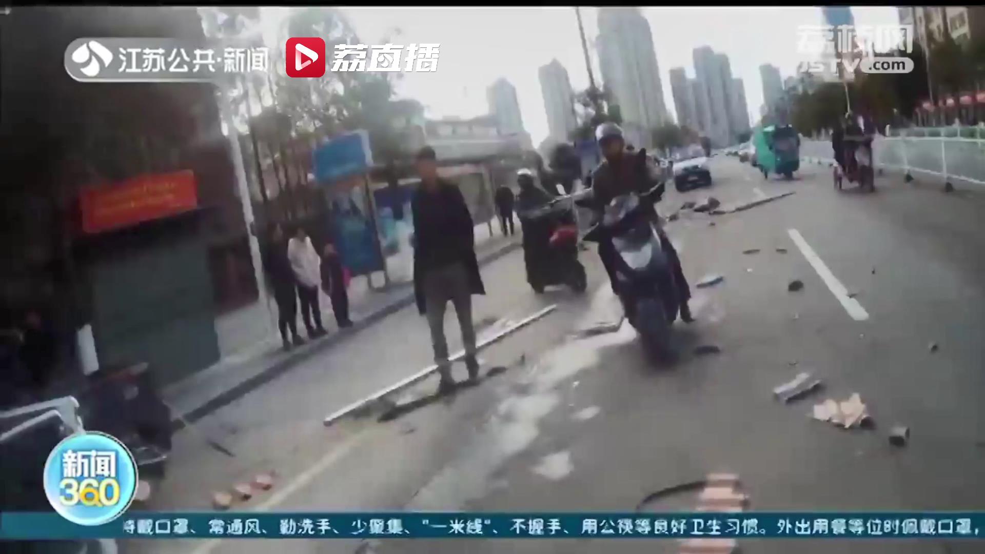 危险！三轮车被小轿车醉驾司机追尾 幸好有头盔保护车主躲过一劫