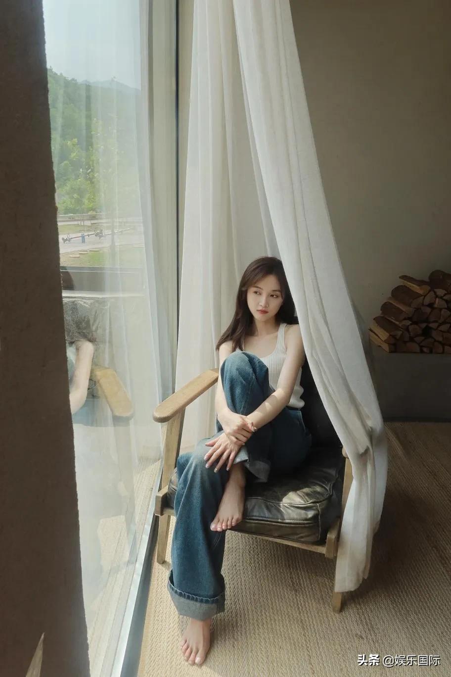 吴宣仪库存美照曝光 穿白色背心清纯可人