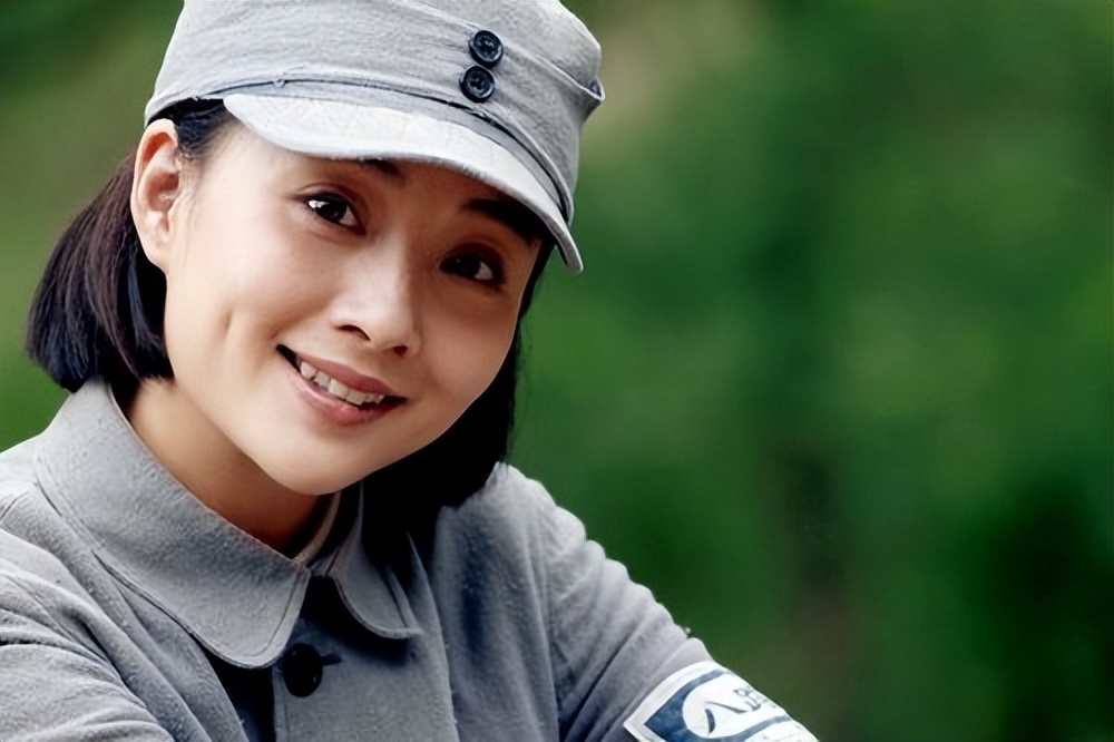 前夫入狱10年，与李金羽无疾而终，“水蜜桃”殷桃如今怎样了？