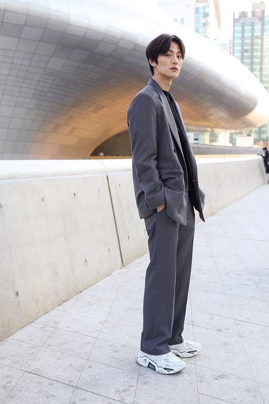 韓國男人的搭配方式太好看，普通的褲子，搭配效果又乾淨又大方 形象穿搭 第6張