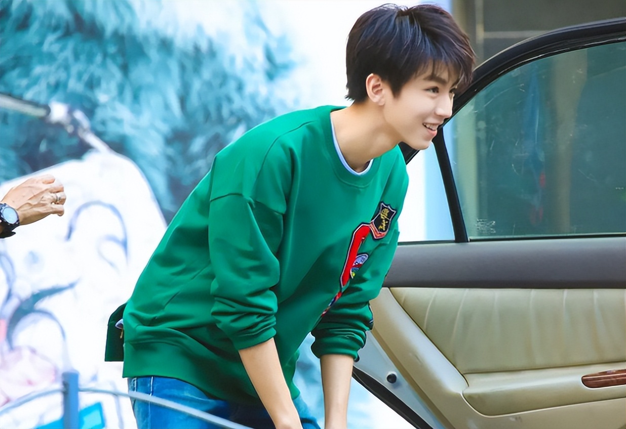 看着王俊凯，从少年走向人生的巅峰，他的艰辛是大家有目共睹的