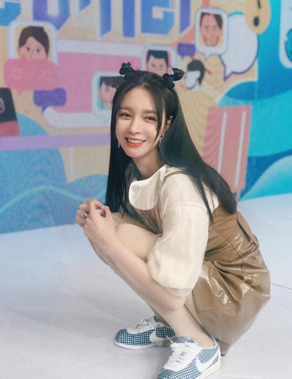 黄色丝袜搭配儿童装,沈梦辰的童真魅力,网友:真可爱