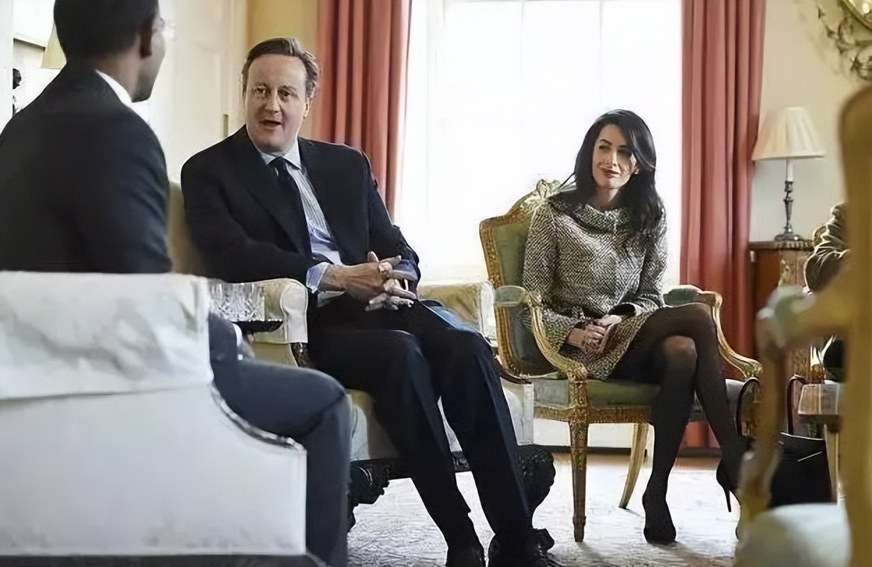 最美律师艾莫：打败21位情敌让奥巴马作证，治好恐婚症奥斯卡影帝