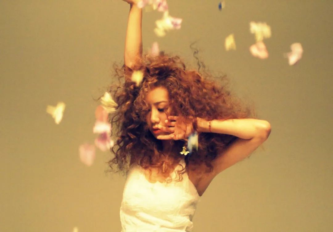 35岁歌手官宣三胎！巅峰期闪婚嫁初恋，神仙爱情感动网友：要幸福