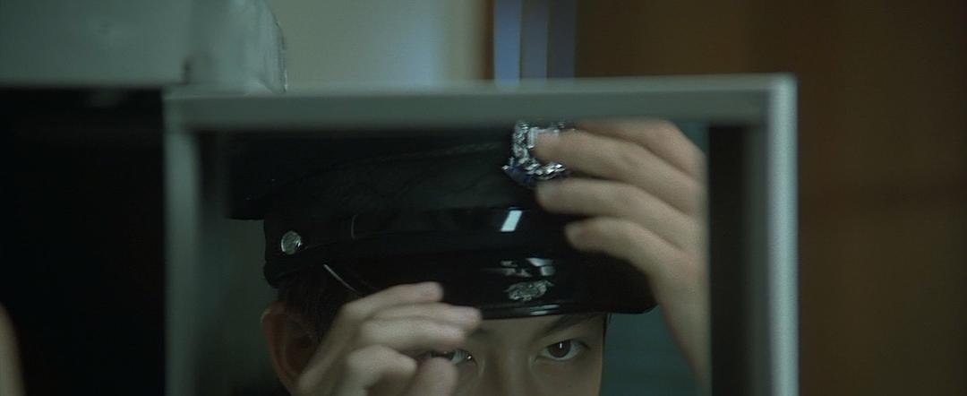 摘皇家警徽，无误差手表，放5次烟花，8部细节拉满的回归题材电影