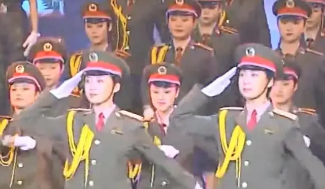 当年在阅兵仪式上“红遍中国”的双胞胎姐妹花，后来怎么样了？