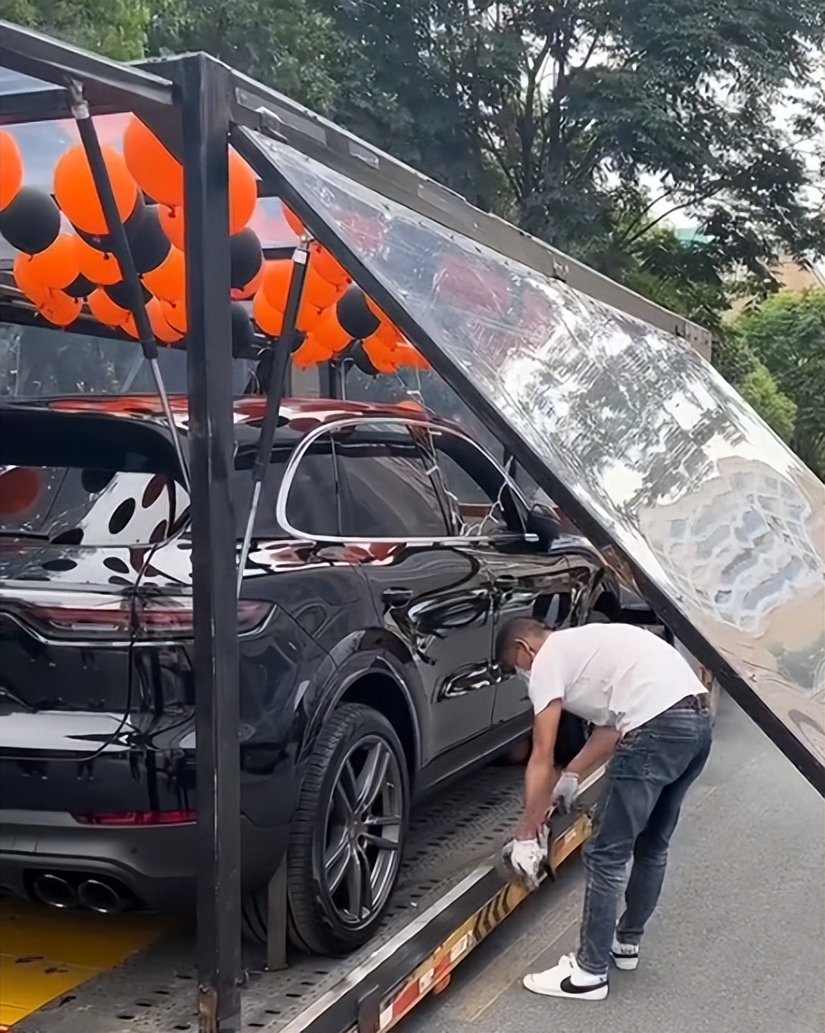 柏公子：雌雄难辨引争议，炫富出圈吸粉百万，背后老爷竟是秦奋？