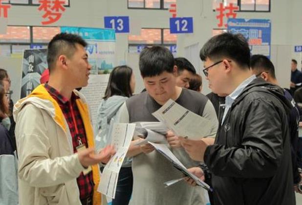 两大行业出现用工荒，月薪近万仍没人理，喊就业难的大学生哪去了