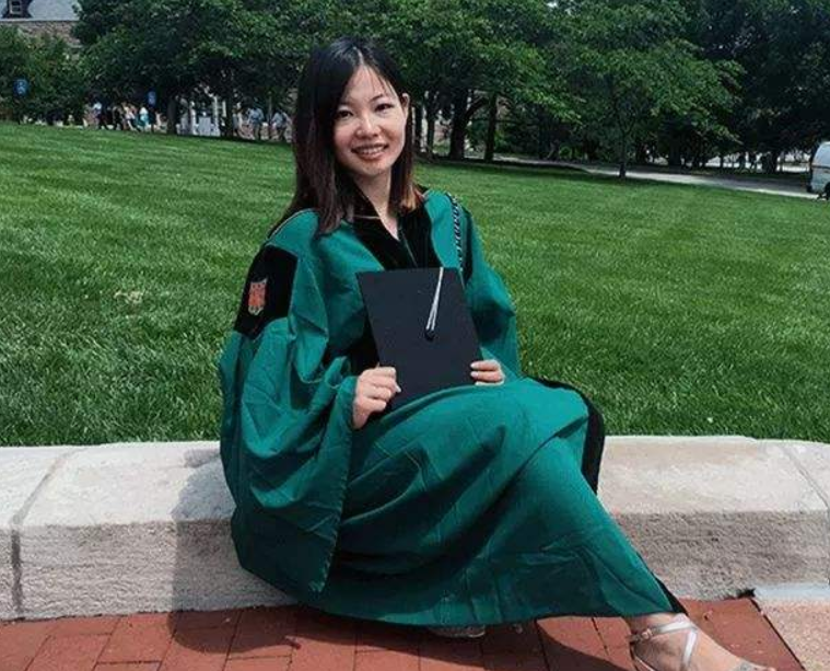 杭州90后女孩，17岁拒绝保送清华，大二未婚生子，22岁带娃读哈佛