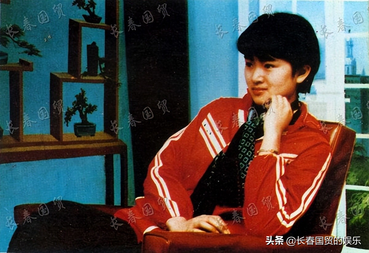 巩俐18岁高中毕业时旧照曝光，端庄秀美满脸胶原蛋白