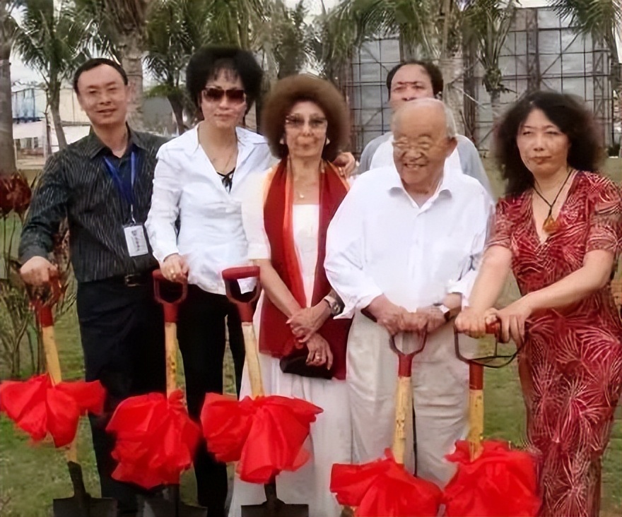 乔羽的传奇一生：与妻子相守68年，儿孙皆为其同行，孙子也已出道
