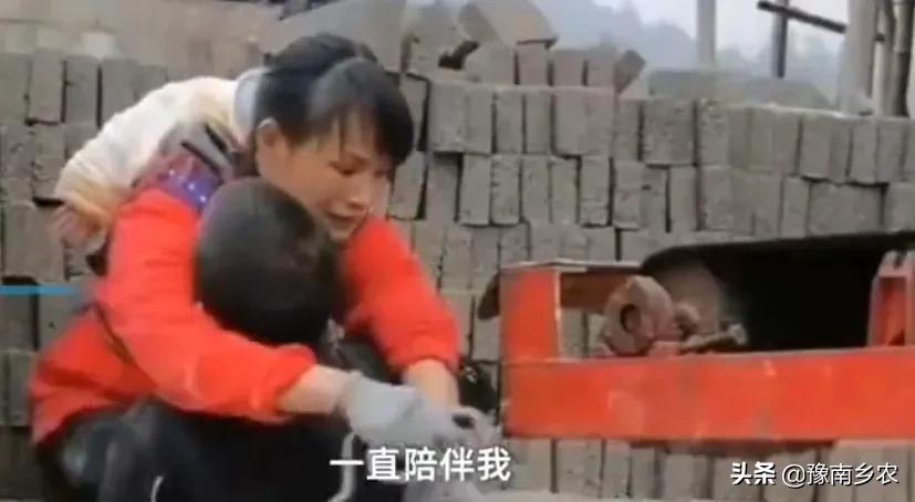 90后宝妈背娃搬砖遭质疑，丈夫：孩子都是这样搬砖10年背着长大的