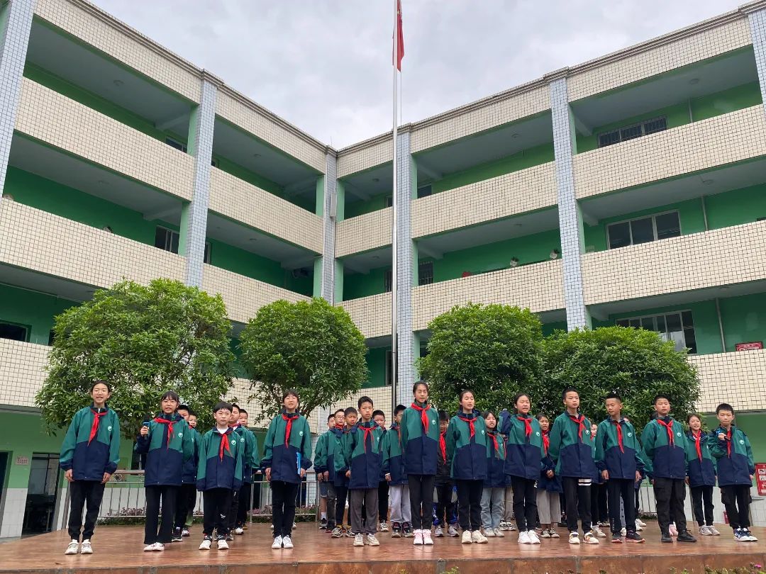 四川天府新区永兴小学举行“美好生活 劳动创造”主题升旗仪式