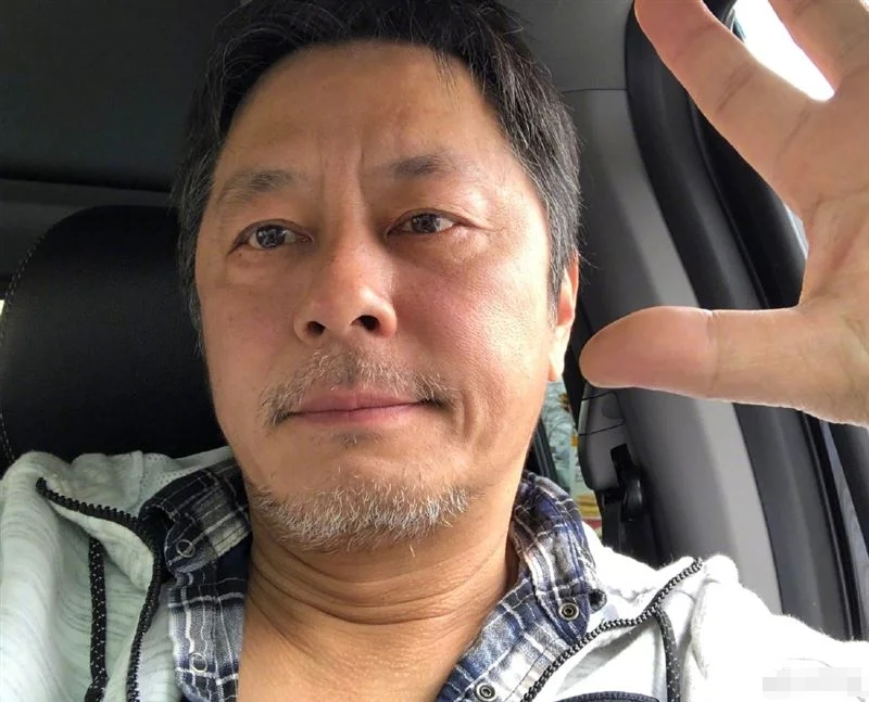 王杰退圈多年曝近照，戴耳环满头黑发宛如回春，久居国外生活惬意