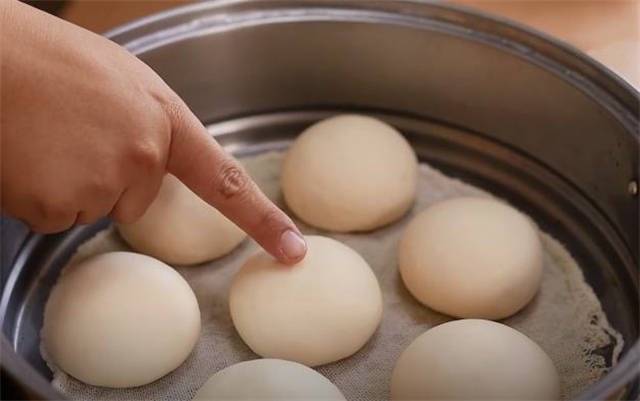 学会这样蒸馒头，凉了都还是软的，只需1个特殊手法，个个水光肌