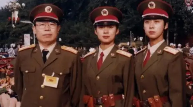 当年在阅兵仪式上“红遍中国”的双胞胎姐妹花，后来怎么样了？