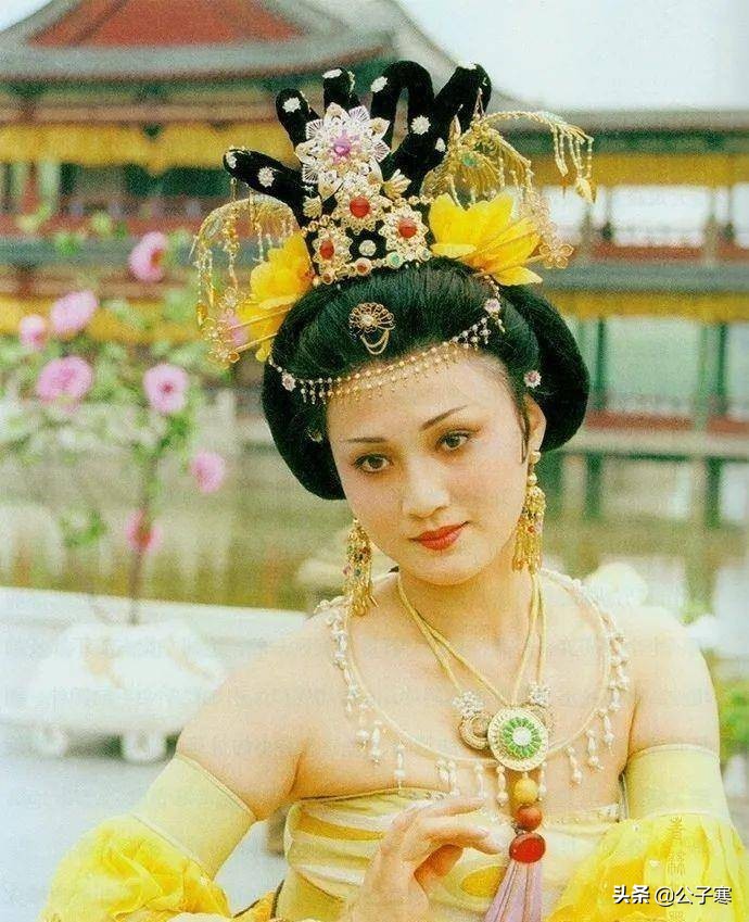 一步三摇一回眸:杨贵妃凭一支金步摇让玄宗动了心?