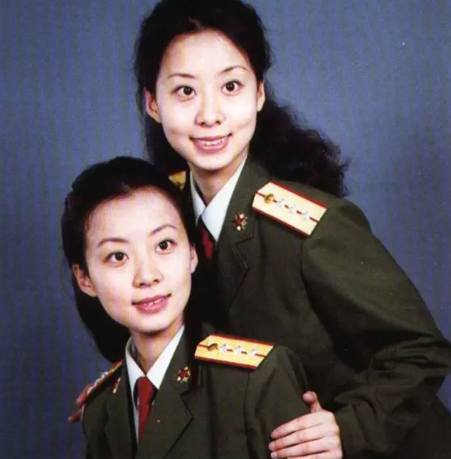 当年在阅兵仪式上“红遍中国”的双胞胎姐妹花，后来怎么样了？