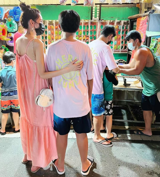陈若仪晒老公儿子，林志颖被Kimi搭肩膀，父子穿亲子装背影超像