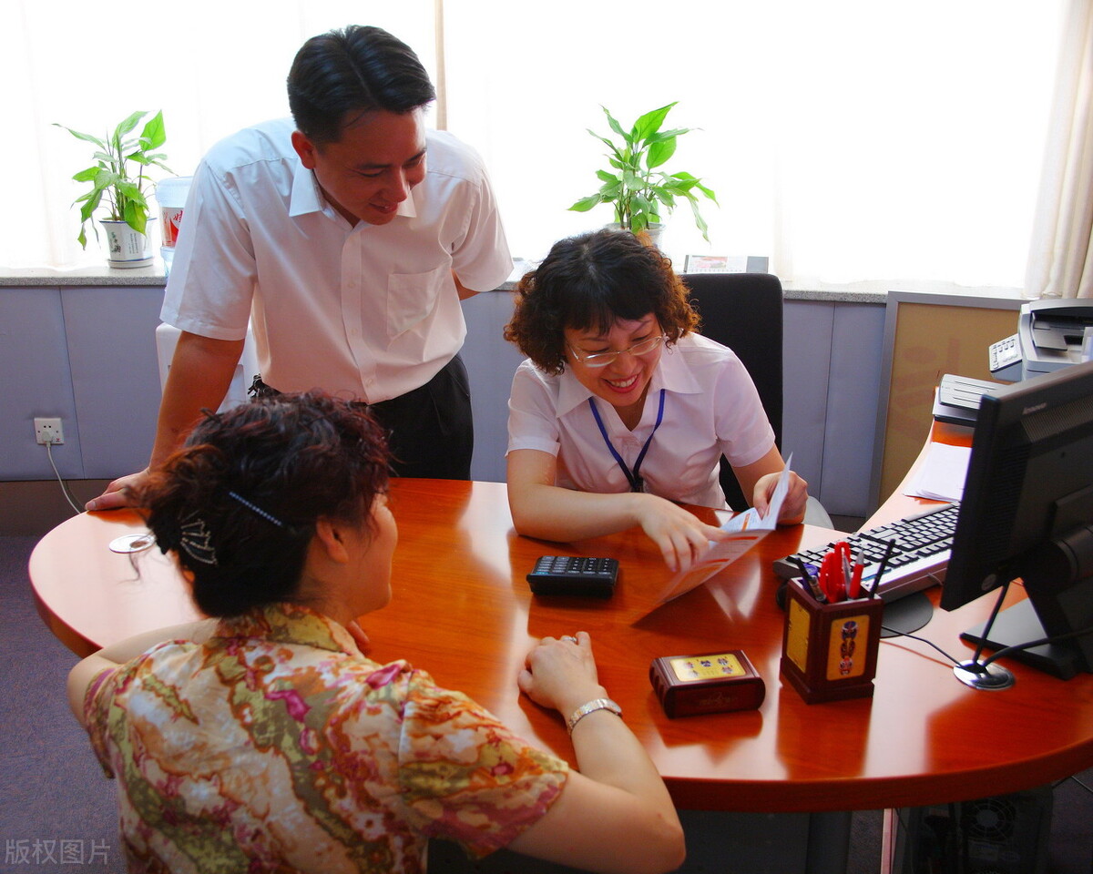 为什么银行工作人员帮你开通手机银行时这么热情？原因是什么？