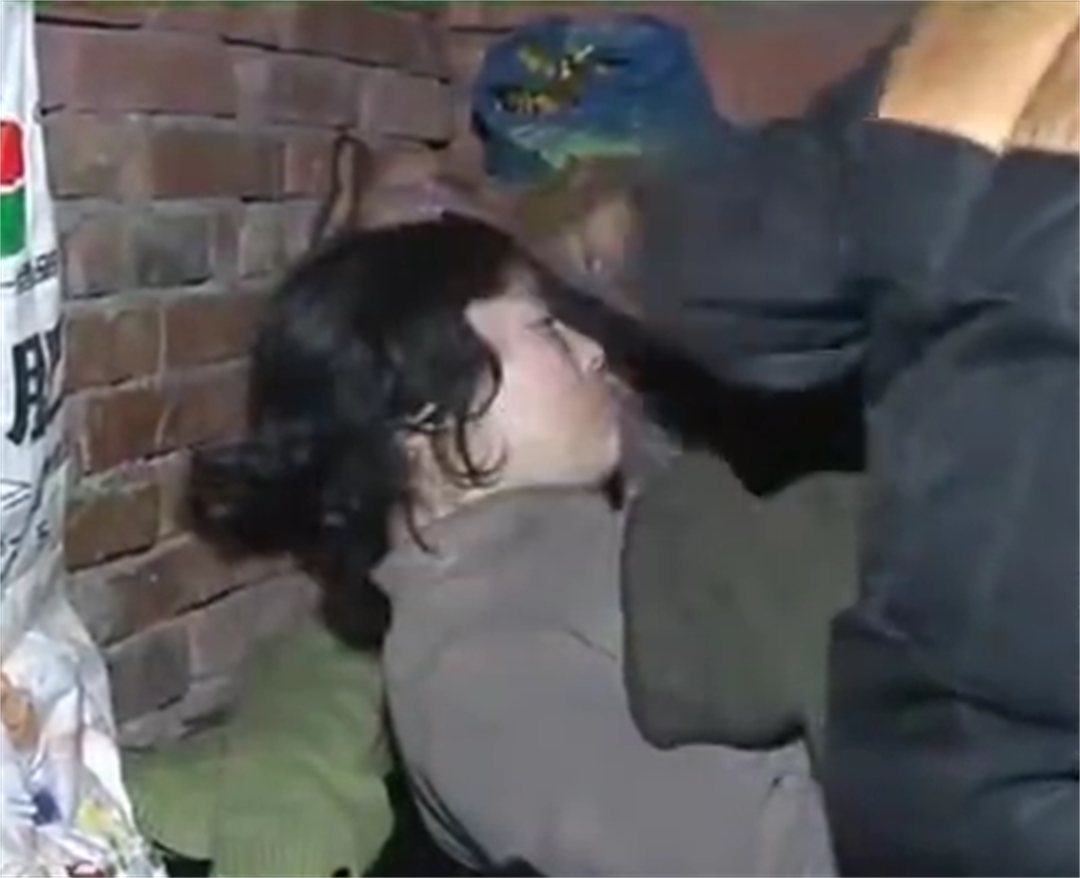 1995年的四川，老汉花120元买下女大学生，二人竟同住猪圈17年