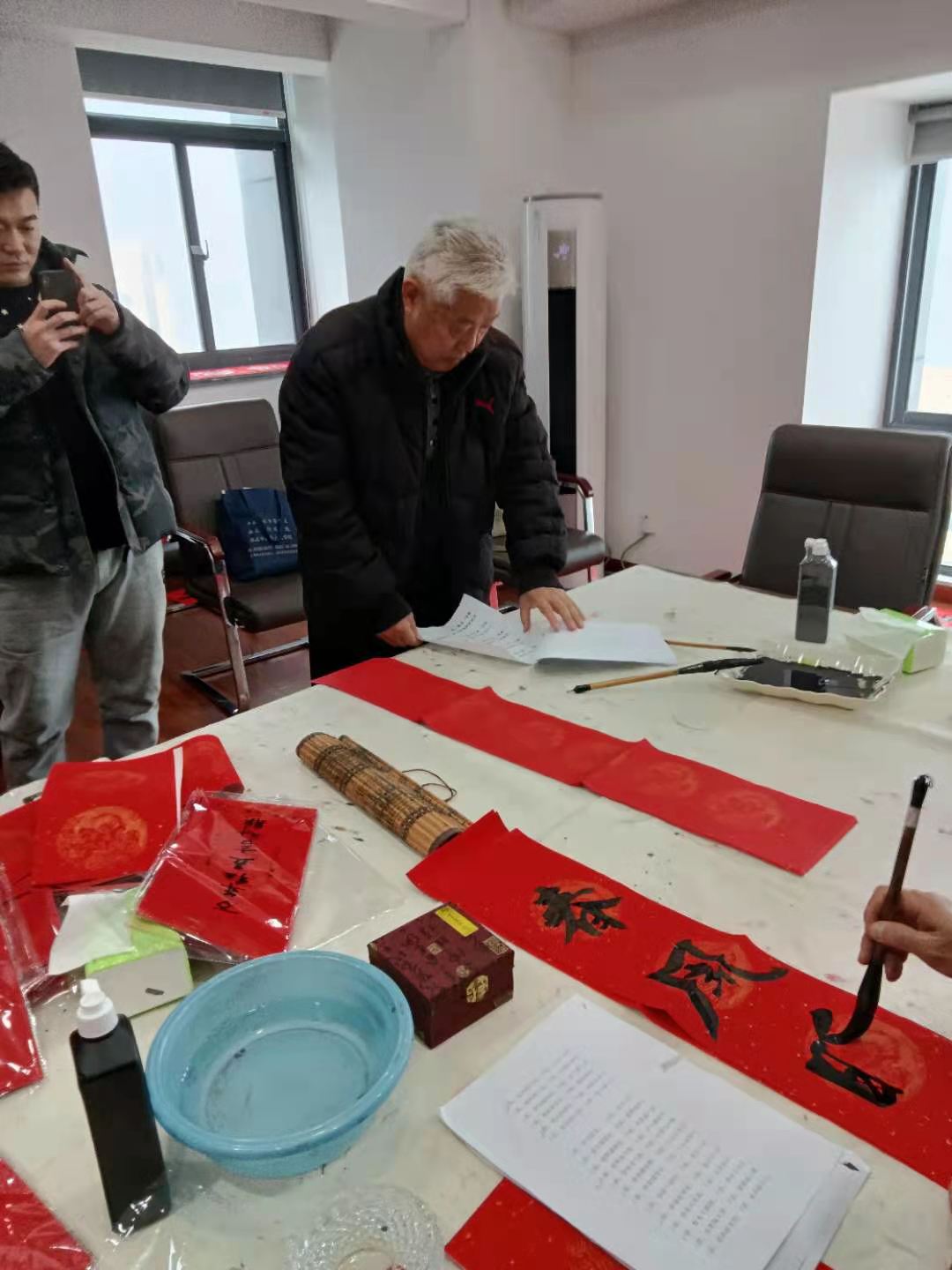 淮北书画艺术研究院书画名家送福进万家走进安徽安港律师事务所