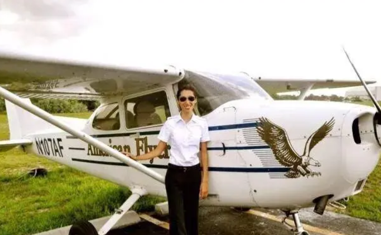 重庆女孩大二退学，35岁离婚，37岁卖房学飞行，43岁环球单飞成功