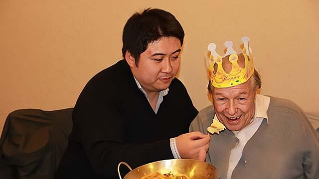 宋杨父亲简历来自郑州的男孩宋扬感谢英国房东带他回中国养老这位老人