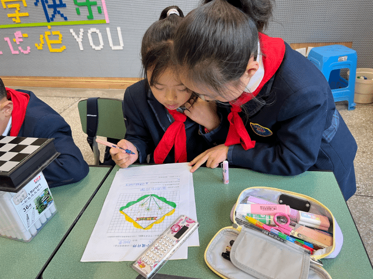 实验小学外国语学校举行“能娃学数学——艺术节徽标设计比赛”