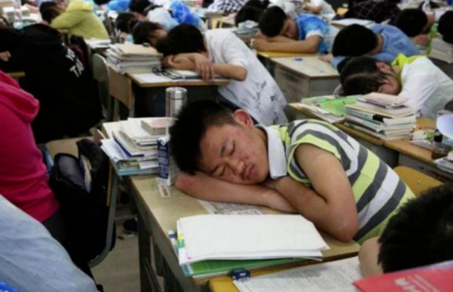 山东农村小学出现“课霸”？学生直接躺在地上睡觉，老师拿他没法