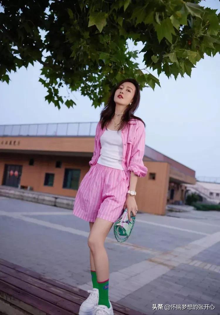王鸥这么穿太显嫩了，粉色套装活泼清新，白鞋绿袜少女感十足