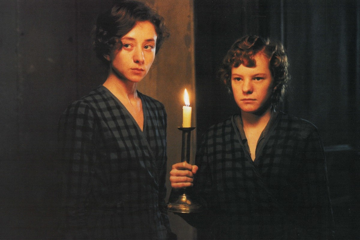 震动法国！女佣姐妹血腥狂欢、虐杀雇主一家，却被崇拜是正义化身