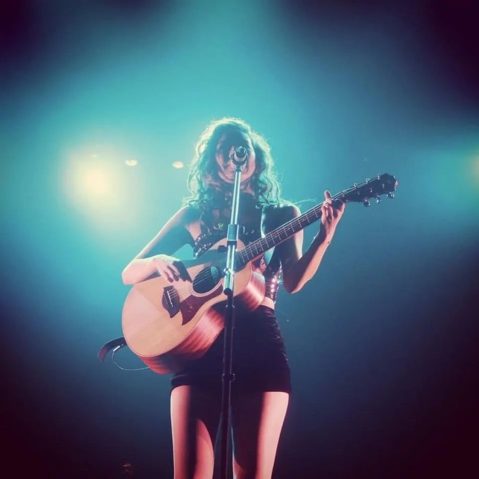 35岁歌手官宣三胎！巅峰期闪婚嫁初恋，神仙爱情感动网友：要幸福