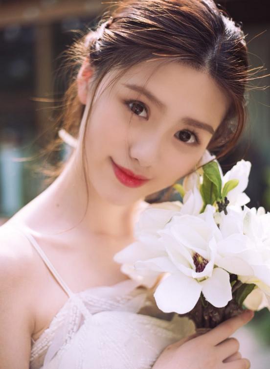 眼神是心灵的世界，2022高考作文预测，优秀作文欣赏：《那眼神》