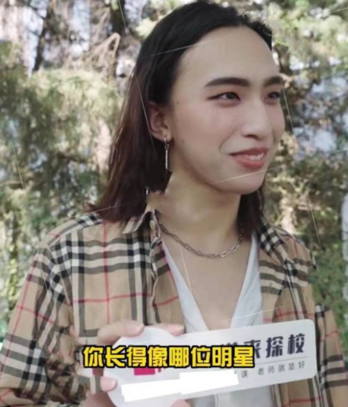 男大学生接受采访，长发造型惹争议，但举止间却堪称“人间清醒”