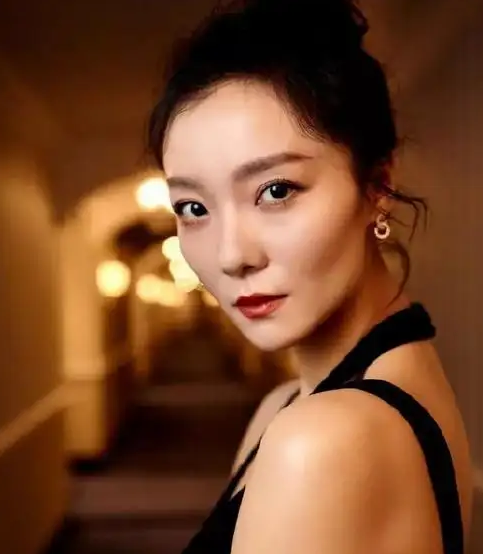 王傳君齊溪隱婚？兩人帶娃現身機場，女方離過婚孩子父親成謎