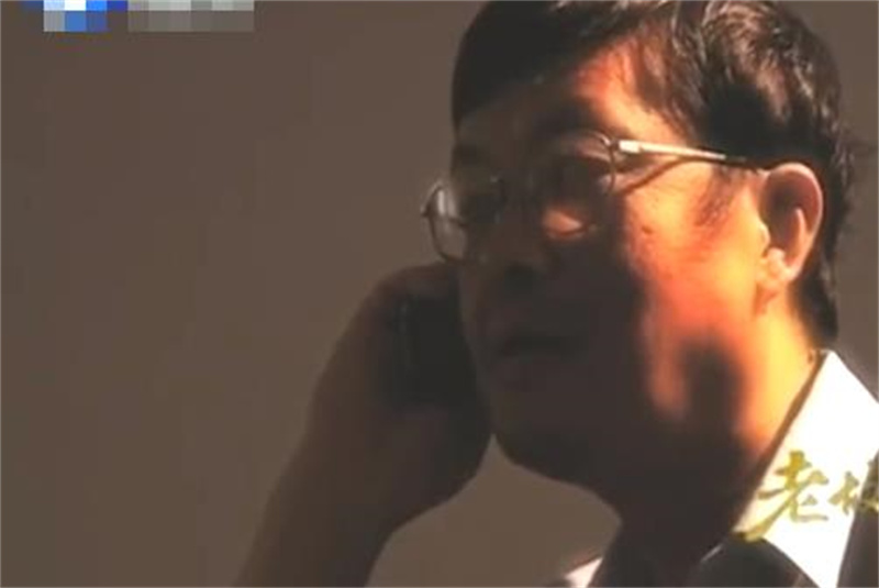 2002年女儿喊陌生男子爸爸，父亲接到男子电话：我看看咱俩有多像