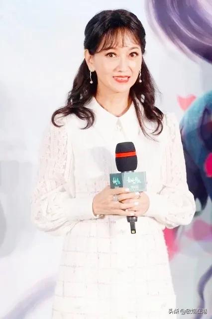 赵雅芝：不老女神笑容甜美，高贵大方，气质太迷人了