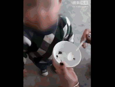 10个月女婴，被家人刮痧毁了脸