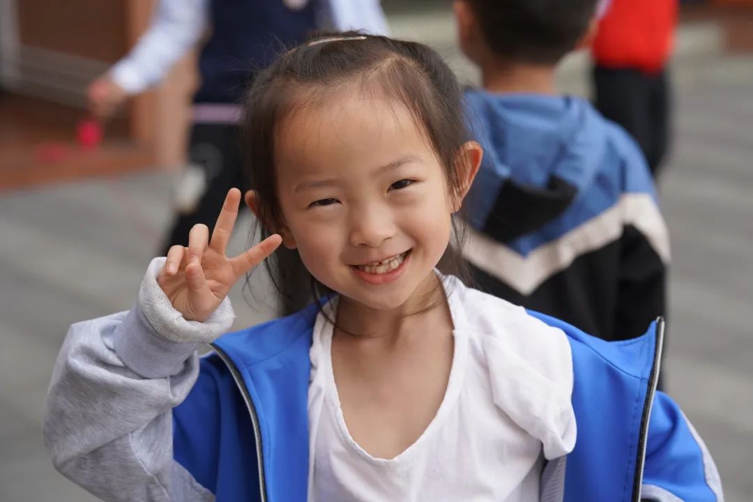 夏花灿烂 定格微笑｜成都高新区中和小学用微笑迎接每一天