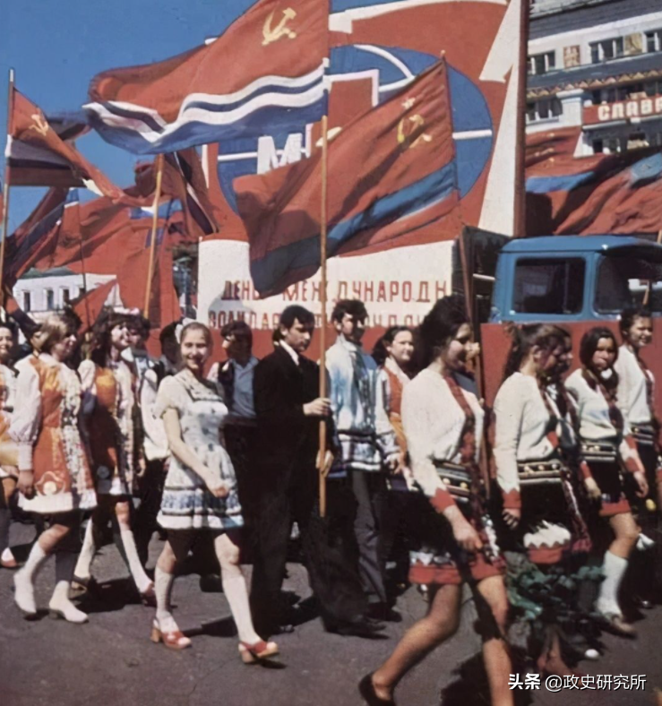 黑人留学生疯狂“猎艳”苏联女郎，遭苏联青年狂揍，引发黑人运动